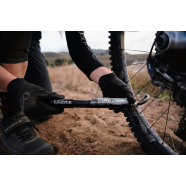 Pompe vélo à main avec manomètre numérique Lezyne CNC Digital Pressure Drive