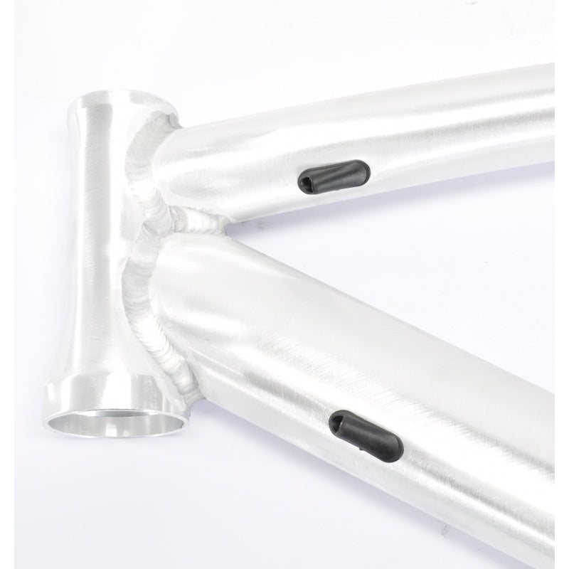 Cache passage de gaine interne pour cadre route