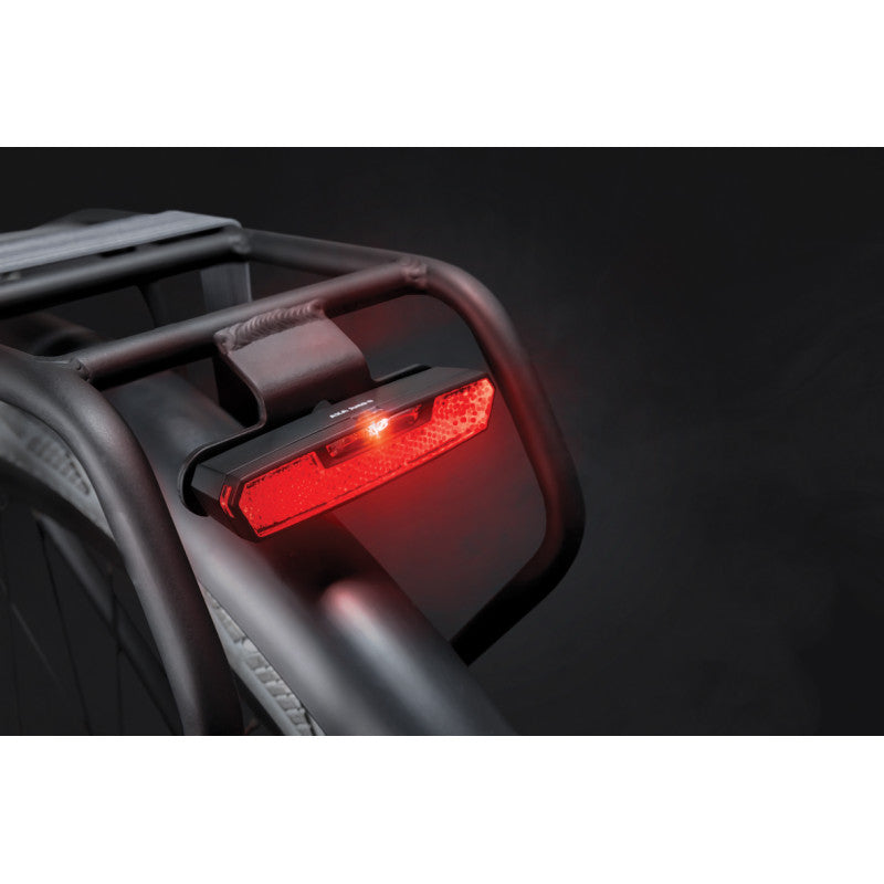 Fanale posteriore Axa Juno da 50 mm a batteria per portapacchi bicicletta