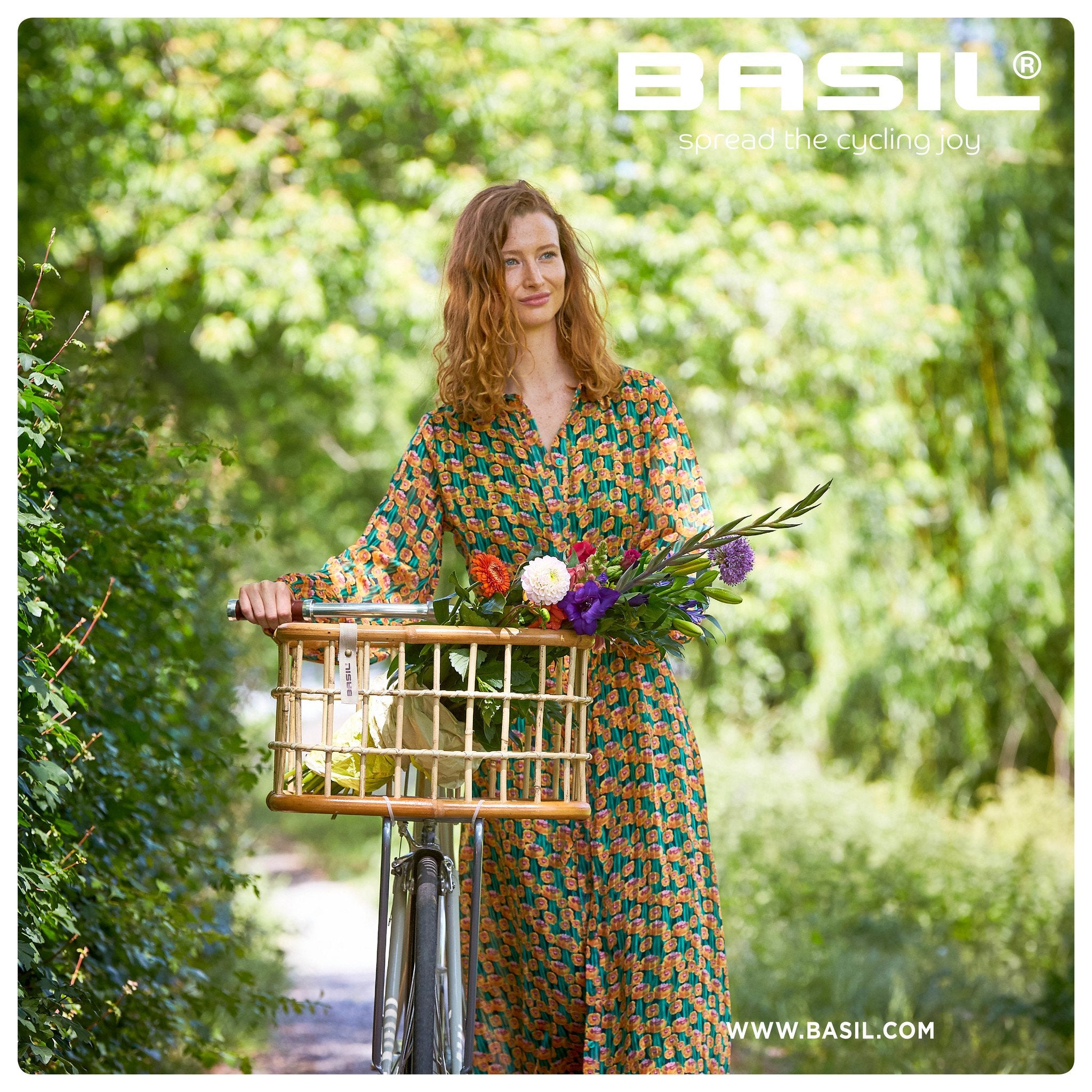 Basil Green Life Rattan bicycle basket