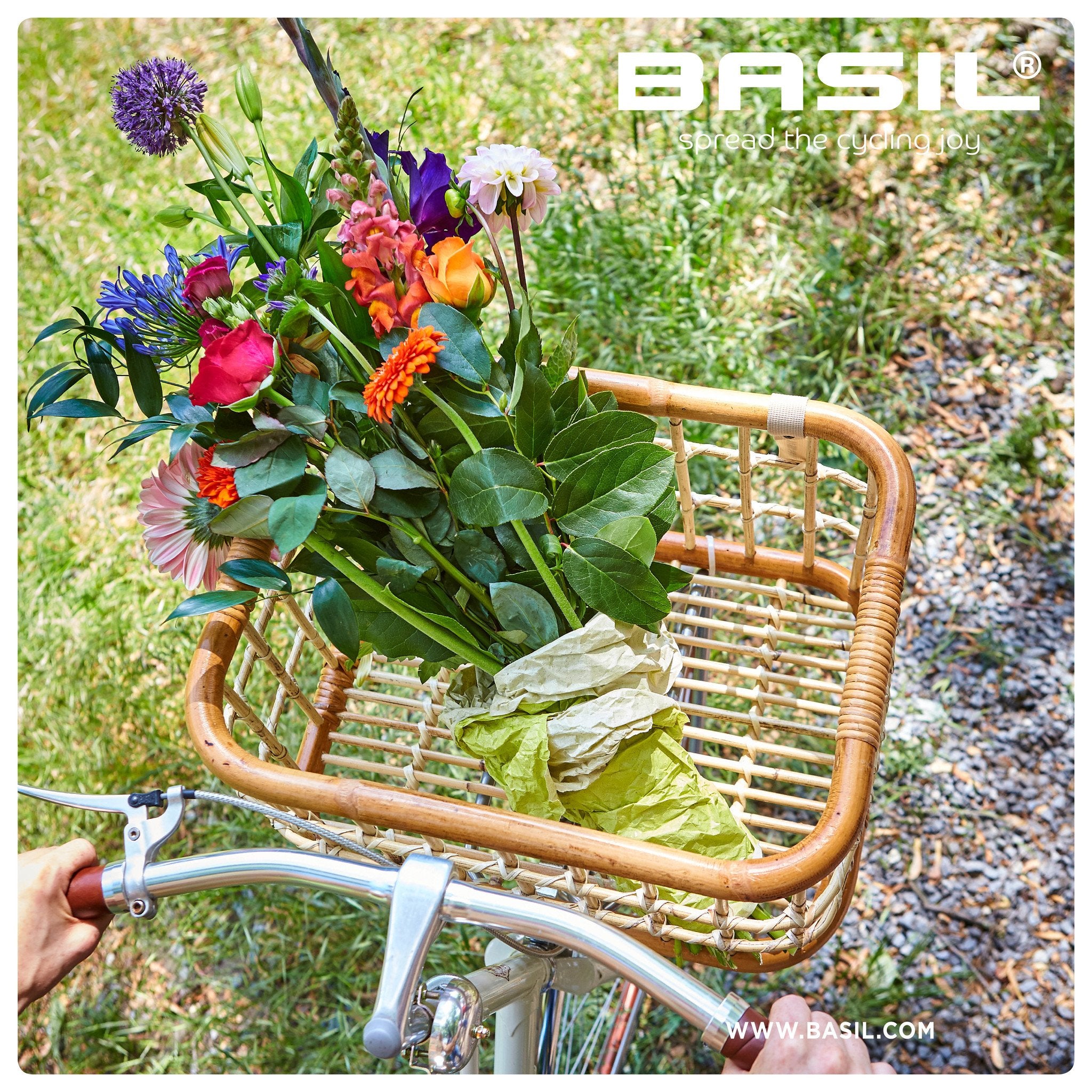 Basil Green Life Rattan bicycle basket