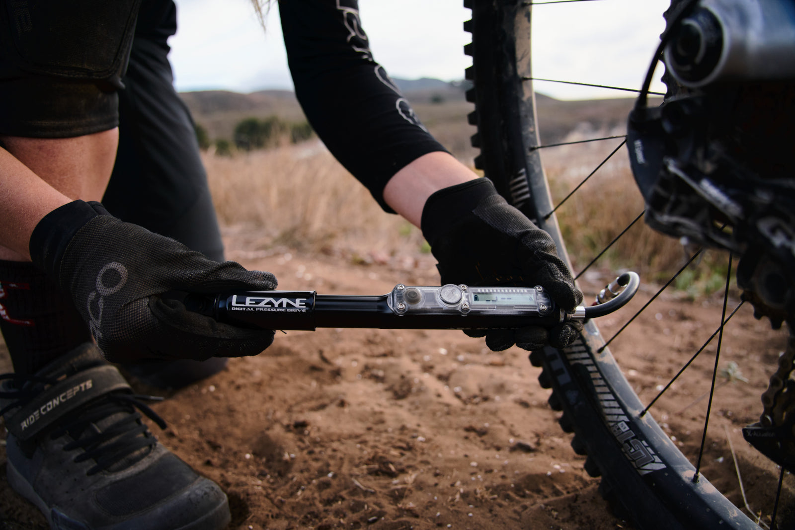 Pompe vélo à main avec manomètre numérique Lezyne CNC Digital Pressure Drive