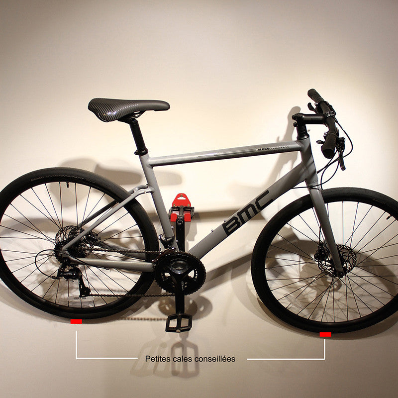 Wandmontierter Fahrradträger mit Pedalbefestigung