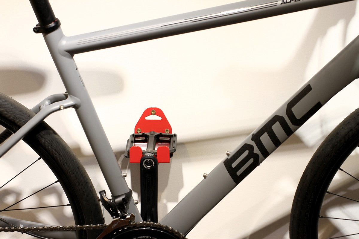 Wandmontierter Fahrradträger mit Pedalbefestigung