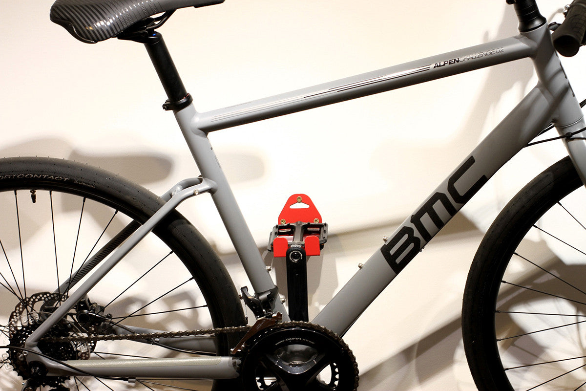 Wandmontierter Fahrradträger mit Pedalbefestigung