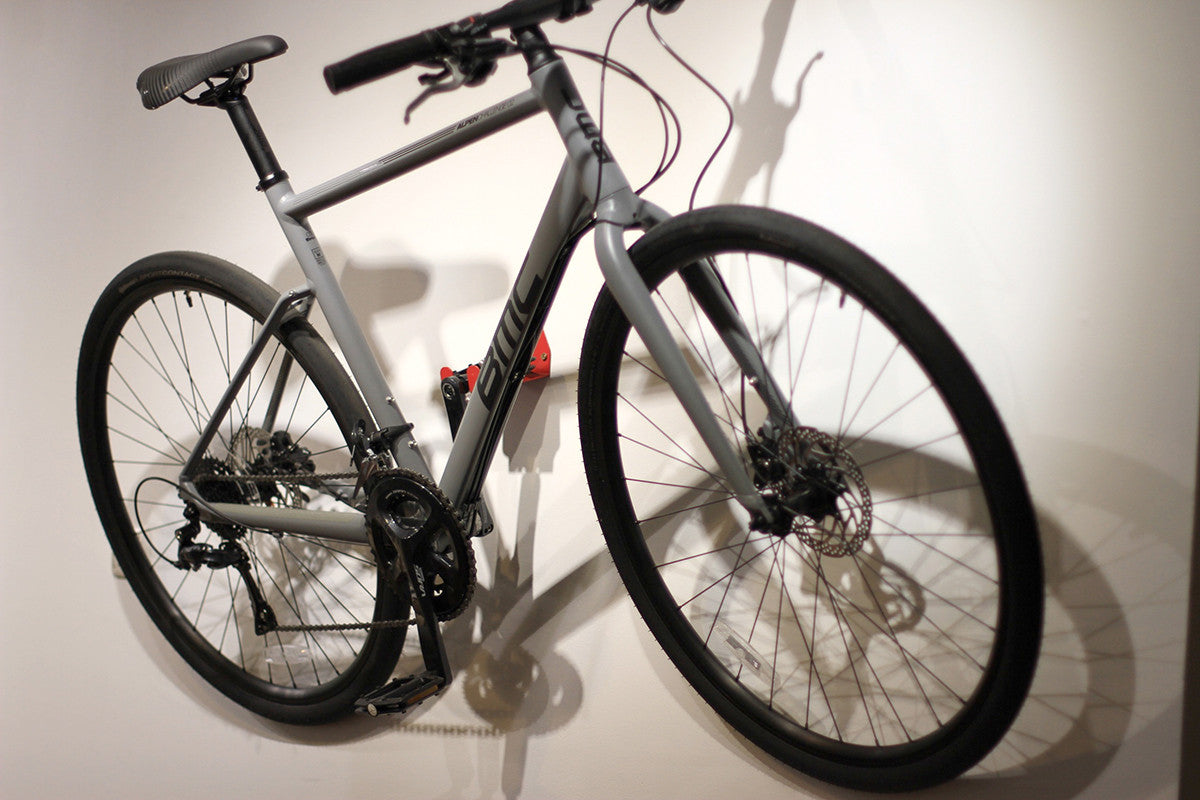 Wandmontierter Fahrradträger mit Pedalbefestigung