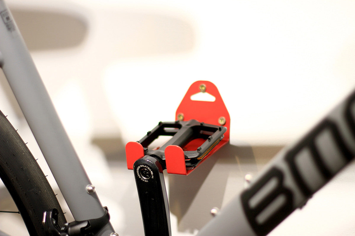 Wandmontierter Fahrradträger mit Pedalbefestigung