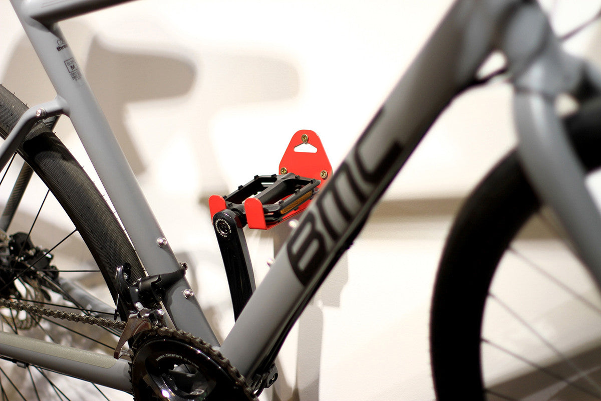 Wandmontierter Fahrradträger mit Pedalbefestigung