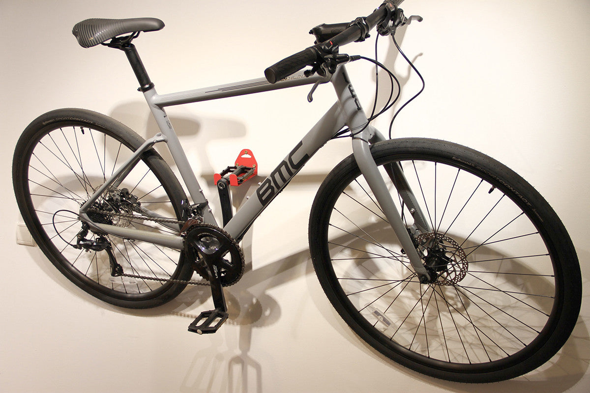 Wandmontierter Fahrradträger mit Pedalbefestigung