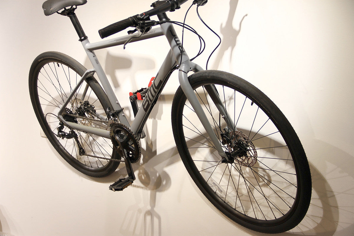 Wandmontierter Fahrradträger mit Pedalbefestigung