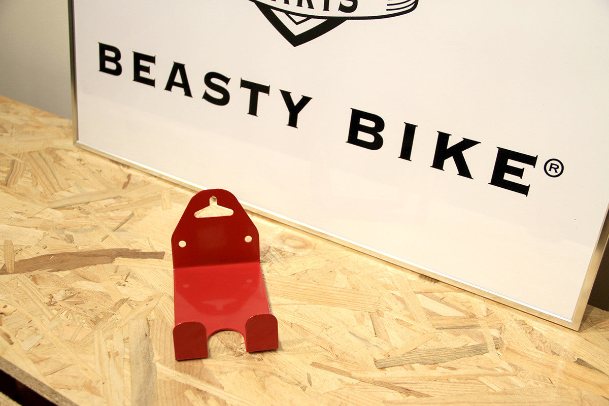 Wandmontierter Fahrradträger mit Pedalbefestigung