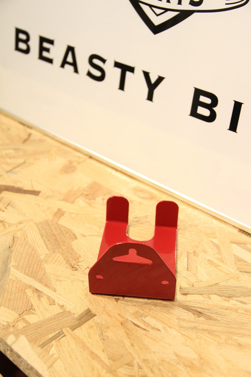 Wandmontierter Fahrradträger mit Pedalbefestigung