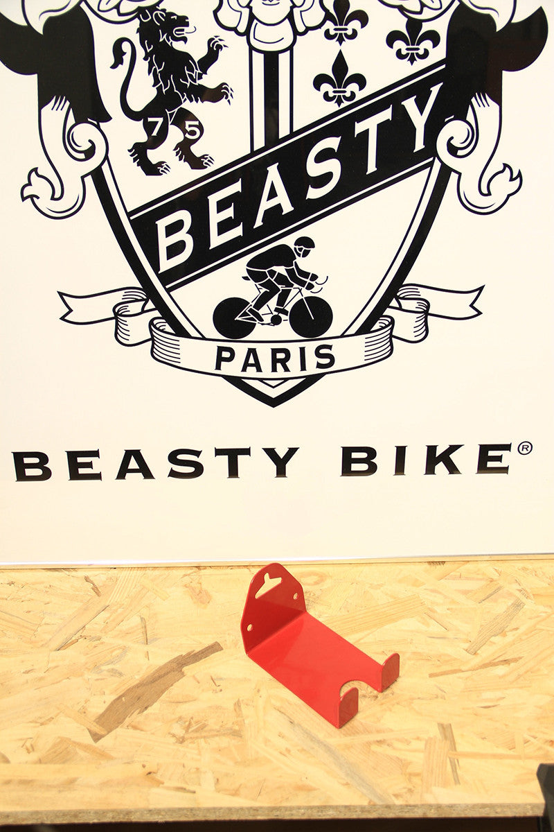 Wandmontierter Fahrradträger mit Pedalbefestigung